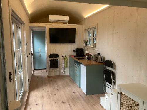 Una cocina o cocineta en Alexanderhaus, Pension und Restaurant