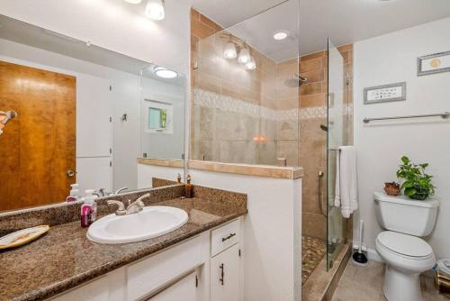 Et badeværelse på Sommelier's Getaway- 10 mins from SLO & wineries