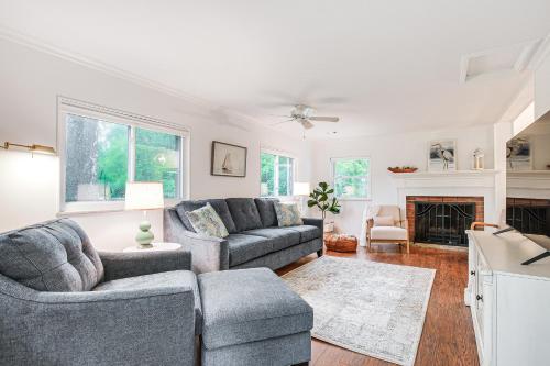 Ruang duduk di Thornville Home with Boat Dock On the Lake!