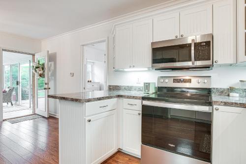 Dapur atau dapur kecil di Thornville Home with Boat Dock On the Lake!