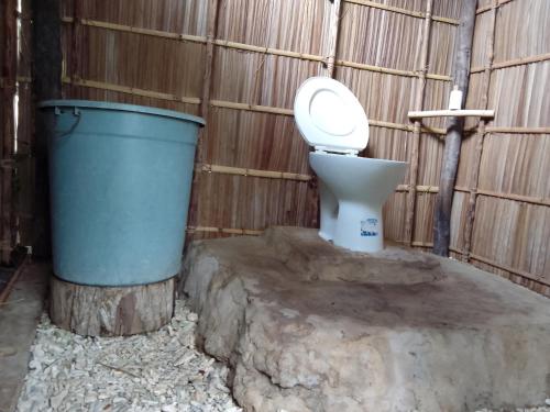 a bathroom with a toilet and a trash can at Snonbepur homestay Raja Ampat in Sageurin