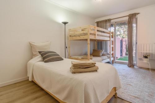 Sun e Sea Golf House في Aroeira: غرفة نوم عليها سرير وفوط