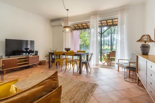 a living room with a couch and a table at Sun & Sea Golf House in Aroeira