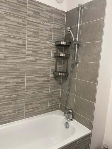 une salle de bain avec une baignoire et un lavabo dans l'établissement Appartement cosy proche Paris, à Bezons