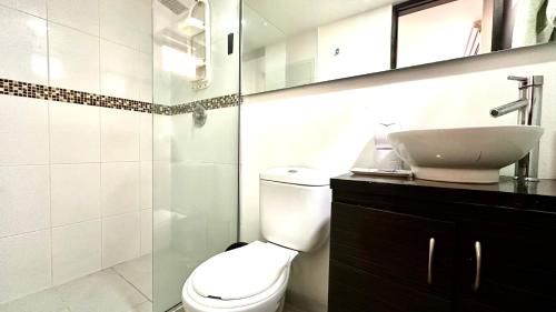 ein Bad mit einem WC, einem Waschbecken und einer Dusche in der Unterkunft Apto Moderno en Laureles in Medellín