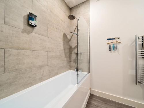 uma casa de banho com um chuveiro e uma banheira em Mary Bowes Terrace em Bournemouth