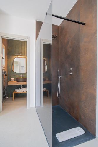 a bathroom with a shower with a glass door at Casa Amerì affittacamere in Olbia
