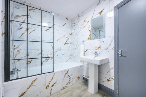a white bathroom with a sink and a shower at -RE7H- For your relaxed & Cosy Free Parking in Leeds