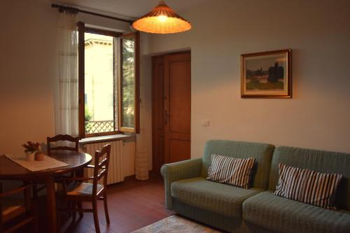 a living room with a couch and a table at Agriturismo Le Case di San Vivaldo in Montaione
