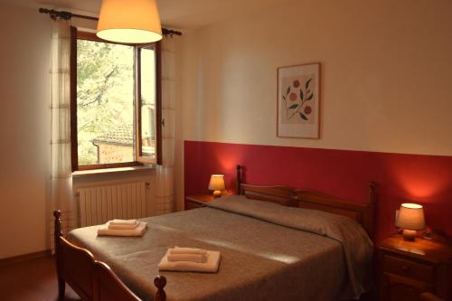 a bedroom with a bed with two towels on it at Agriturismo Le Case di San Vivaldo in Montaione