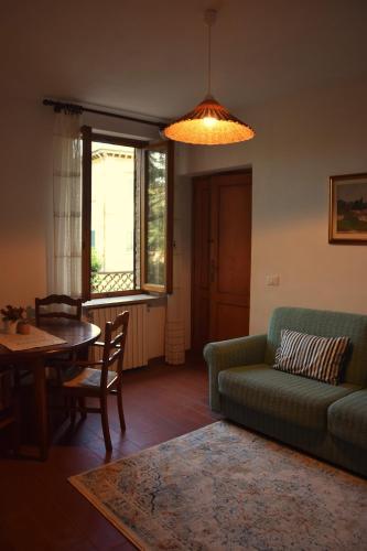 a living room with a couch and a table at Agriturismo Le Case di San Vivaldo in Montaione