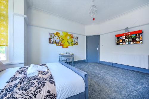 a bedroom with a bed in a room at -RF7H- For your relaxed & Cosy Free Parking in Leeds