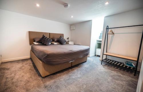 1 dormitorio con 1 cama en una habitación en THE COSY APARTMENT BY KS - Free Parking, WIFI, Kitchen, Smart TV, Long stays welcomed! en Hereford