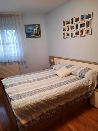 um quarto com uma cama num quarto em Pamplona Room em Pamplona