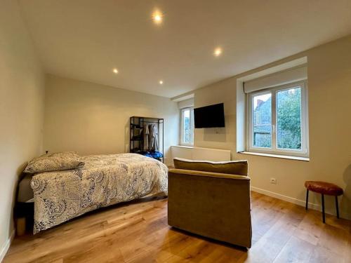 une chambre avec un lit, une fenêtre et une télévision dans l'établissement Studio au cœur de la Ville fortifiée, à Boulogne-sur-Mer