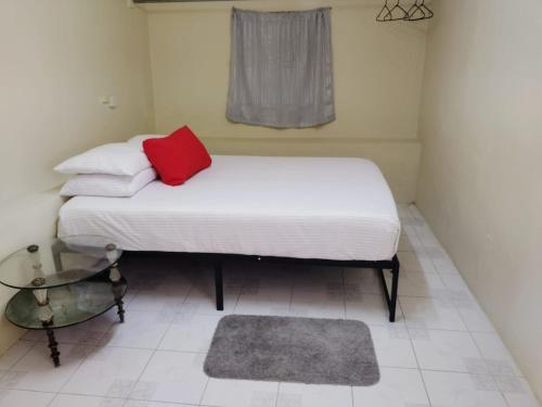 1 dormitorio con 1 cama con almohada roja en 1BR 3BD, with Separate Pool House Access en Old Towne