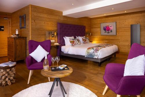 Ένα ή περισσότερα κρεβάτια σε δωμάτιο στο Hôtel Courcheneige