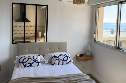 - une chambre avec un lit et une vue sur l'océan dans l'établissement Miramar8, à Bastia
