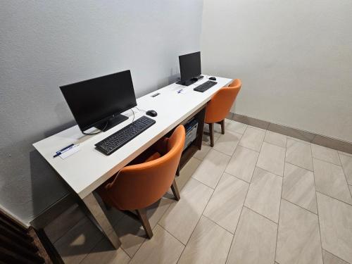 Televisyen dan/atau pusat hiburan di Holiday Inn Express Hotel & Suites Cincinnati-Blue Ash by IHG