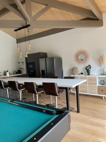 a ping pong table in a room with a pool table at ANGRESSE Villa Chris à 10 min d'HOSSEGOR in Angresse