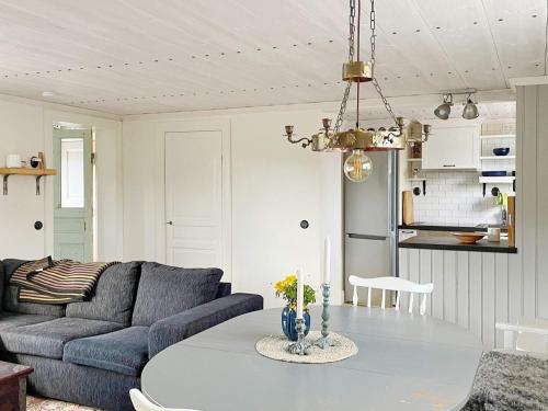 - un salon avec un canapé et une table dans l'établissement Holiday home Mellösa IV, à Mellösa