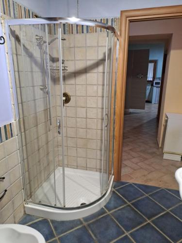 een douche met een glazen deur in de badkamer bij Lo Stucchio in Monterotondo