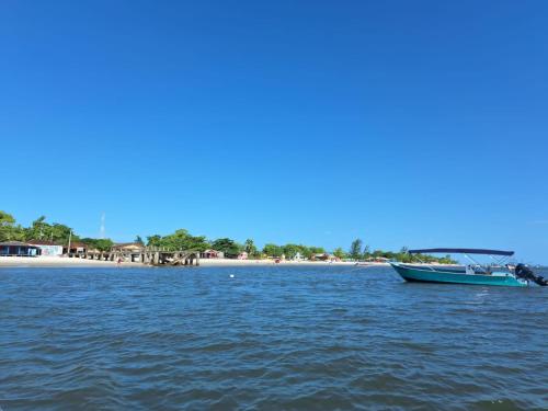 ein Boot im Wasser mit Strand im Hintergrund in der Unterkunft Pousada Serena Superagui in Superagui