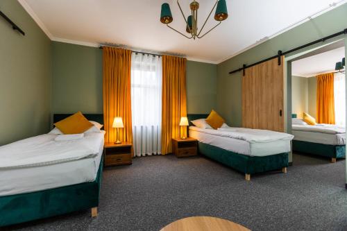 ein Hotelzimmer mit 2 Betten und einem Fenster in der Unterkunft Noclegi na Wspólnej 