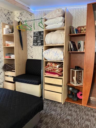 雲特史比斯的住宿－Pirtiņa diviem，一间卧室配有一张双层床和一个衣柜