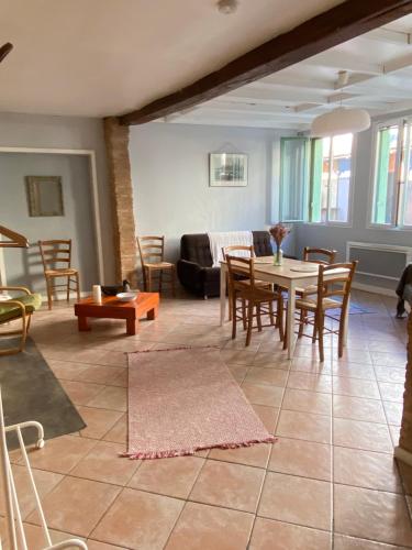 un salon avec une table et des chaises dans l'établissement Appartement 3 pièces RDC plein centre ville, à Marciac