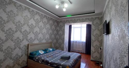 1 bedroom apartment on 77 Toktogula street tesisinde bir odada yatak veya yataklar