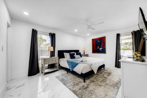 Katil atau katil-katil dalam bilik di Delray Beach Home with Pool about 4 Mi to Beach!