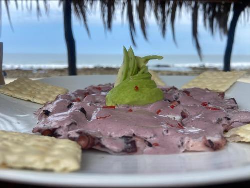 un plato de comida con salsa rosa y patatas fritas en El Samay Hotel Boutique, en Canoas de Punta Sal