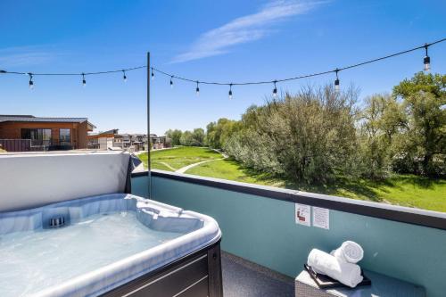 Balkoni atau teres di Swanky Townhome near Old Town, Breweries & River!