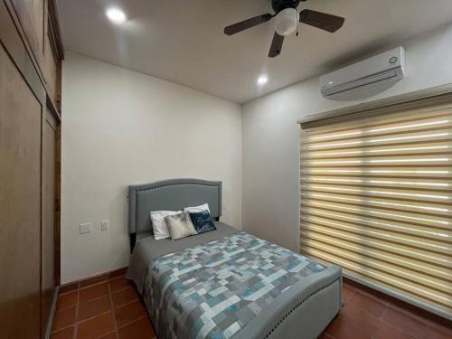 a bedroom with a bed and a ceiling fan at ¡Condominio céntrico en La Paz! in La Paz