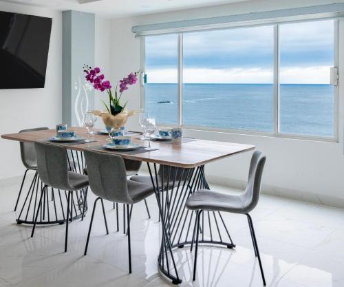 uma mesa de jantar e cadeiras com vista para o oceano em Beach Paradise Luxury Views Here em Rosarito