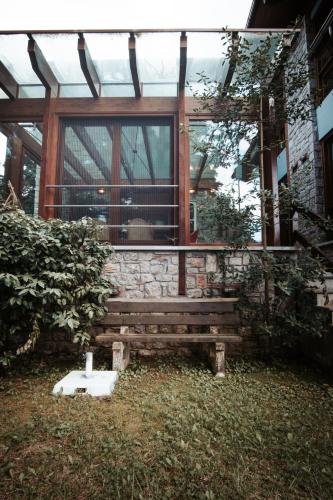 Κήπος έξω από το Pavliani Cliffside Retreat