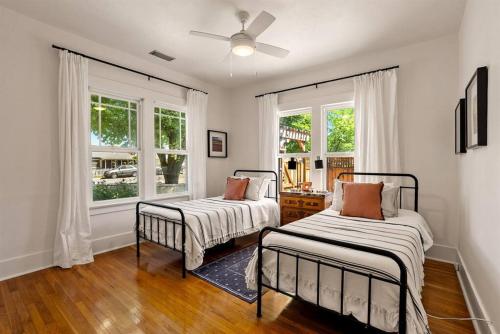 Postel nebo postele na pokoji v ubytování Vine Street Bungalow-Hot Tub, EV, Walk to Town