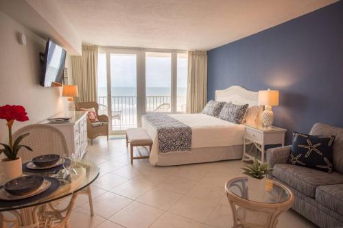 una camera con letto e un balcone con vista sull'oceano di 519 - Island Inn a St Pete Beach