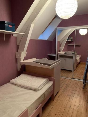une chambre avec deux lits superposés et un miroir dans l'établissement Charmante maison de campagne avec piscine, à Saint-Julien-aux-Bois
