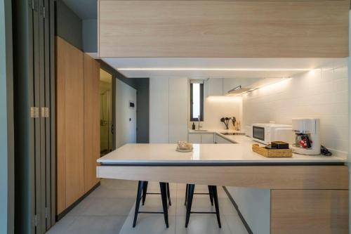 a kitchen with a white counter top and a microwave at Encantador espacio cercano de Barrio Italia in Santiago