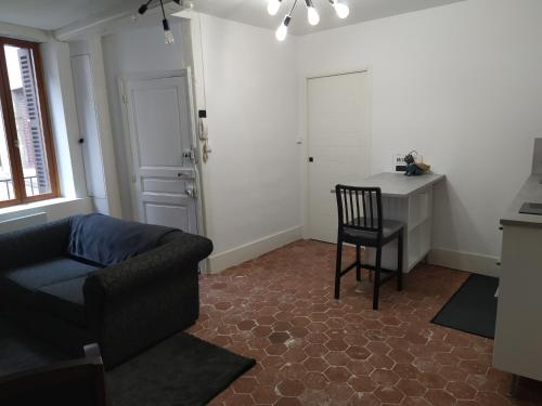 un salon avec un canapé et un bureau dans l'établissement Le cosy, à Dijon