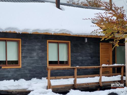 una casa con nieve en el techo en Refugios de Montaña Reloncaví - Ruka Lee I, en Las Trancas