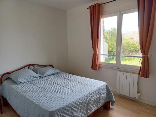 une chambre avec un lit et une fenêtre dans l'établissement Charmante chambre de hôte en compagne avec jardin, à Souppes-sur-Loing