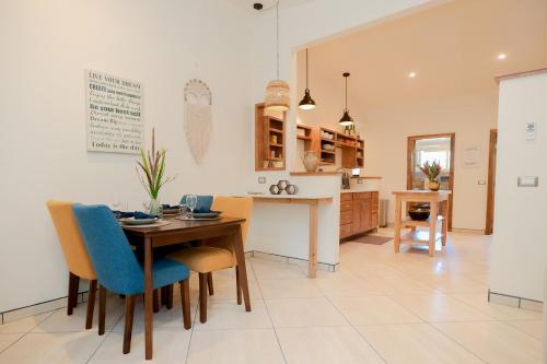 Una cocina o zona de cocina en Sattva Land