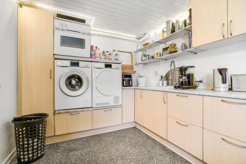 a kitchen with a washer and dryer at Nedlagt Landbrug med 3 lejligheder in Vejle