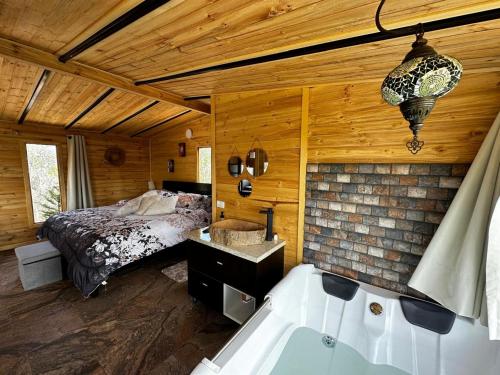 a bedroom with a bed and a bath tub at Entre hayuelos in Iza