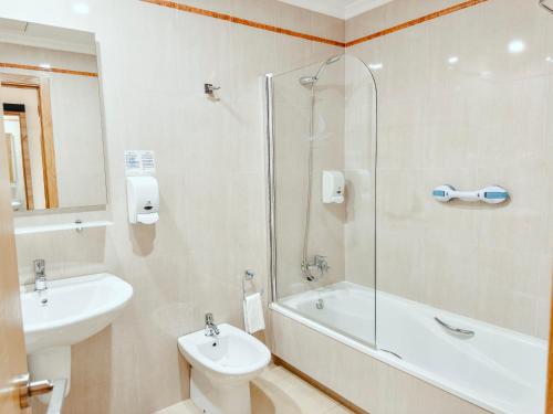 Ένα μπάνιο στο Hotel Mardevela
