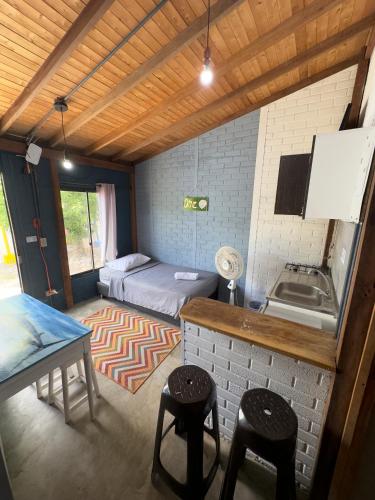 Habitación pequeña con cama y cocina en POSADA MISS ANIBEL en La Loma