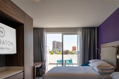 Postel nebo postele na pokoji v ubytování Sheraton Guadalajara Expo